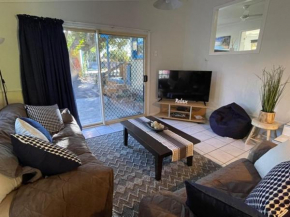 Pet Friendly Cottage in Torquay - Hervey Bay 430m or 5 min walk to dog friendly Shelly Beach, Torquay